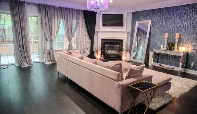 Sandy Springs/Truist. 2 Kings. Gated. 11 miles to Lenox. 6 miles to Perimeter.