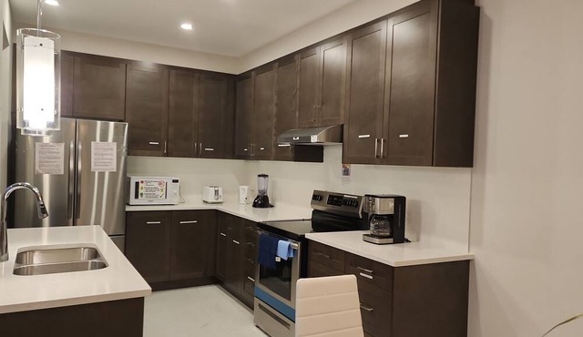 New Modern & Classy 4BD/3.5 Bath Townhome|SelfCheck-In+Parking & Kitchen-Kanata