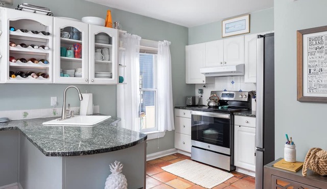 Cozy retreat, historic neighborhood, 2 blocks to ocean & 10 min walk downtown!