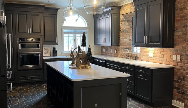 Escape to The Shoeman Manor: Your Dream Getaway!