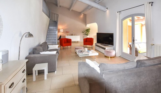 4 bedroom accommodation in La Tour-d'Aigues