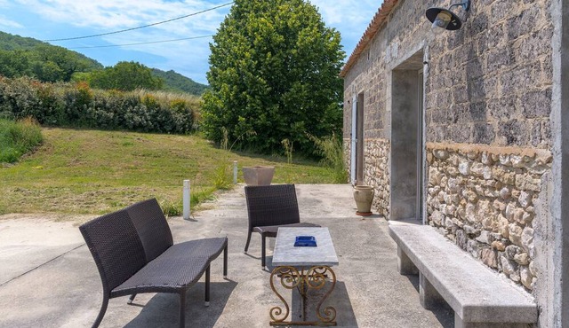 La Bergerie Montjustin gîte with view of the hills, private swimming pool