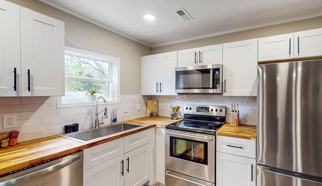 Dog-friendly home near downtown with grill, streaming, washer/dryer, small deck