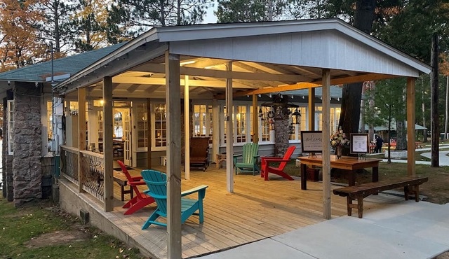 WEDDING VENUE - FAMILY LAKESIDE RETREAT - EAGLE RIVER - CORPORATE RETREAT