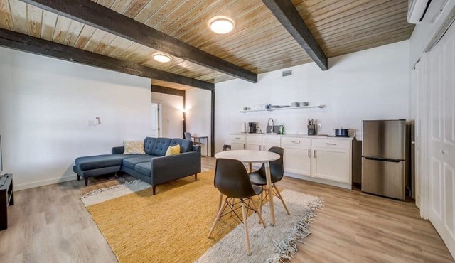 Urban Elegance 1BR near Downtown with King Bed