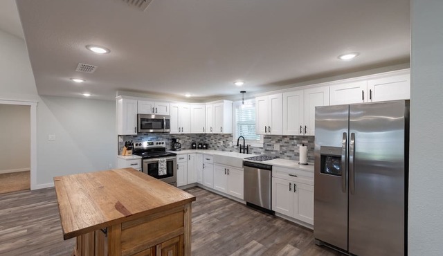 5 minutes from Riverstar Casino! Beautifully renovated farmhouse!!