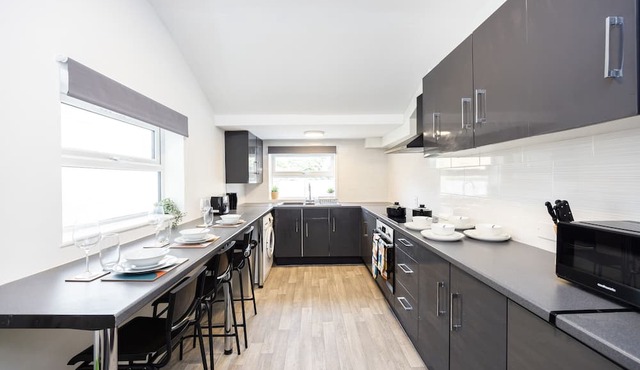 Luxury 4 beds, 3 baths, free parking, river view