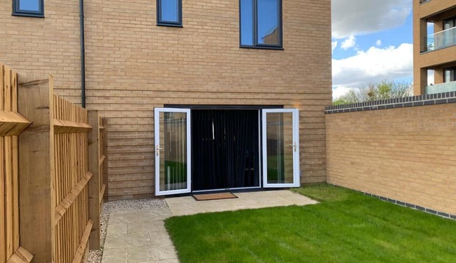 Brand New Entire 4 Bed House/Multiple Parking