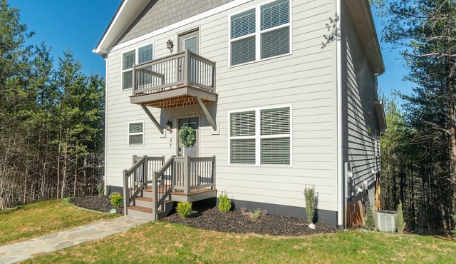Gorgeous Modern Farmhouse w/ Hot Tub & Pool Table
