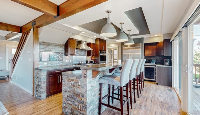 Stunning mountain view home on 10 acres with a washer/dryer