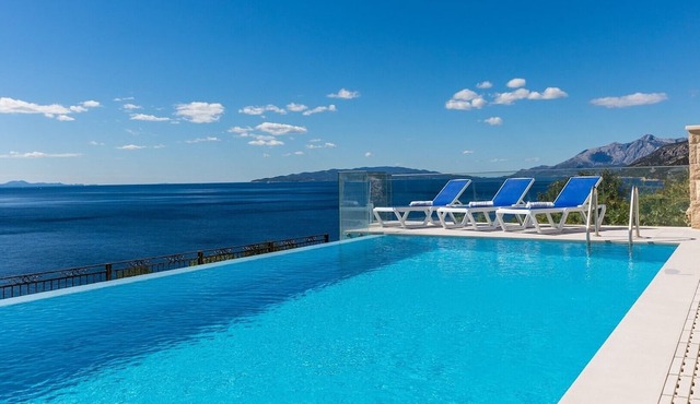 Villa di Goya heated infinity pool, beachfront, quiet area, outdoor kitchen, bbq