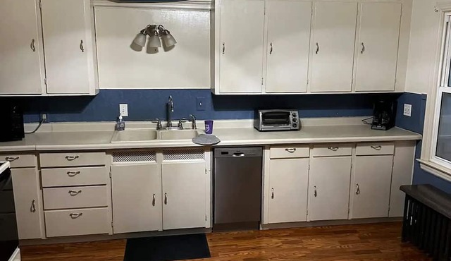 2 bedrooms, 1 bathroom, full kitchen, full laundry, walk-in pantry