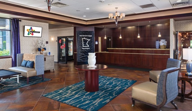 Luxe Comfort Near the Mall: Free Airport Shuttle & Great Beds