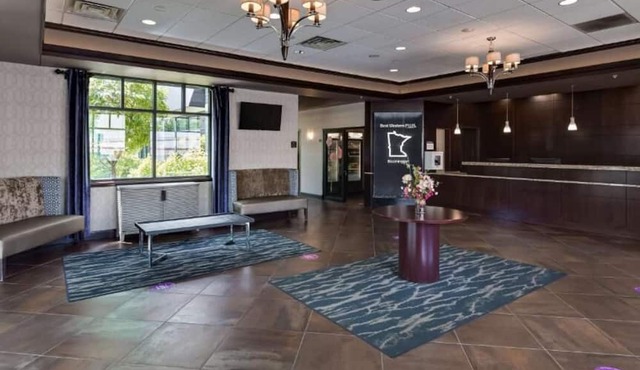 Bloomington Bliss: Elegant Stay with Free Wi-Fi & Breakfast Included
