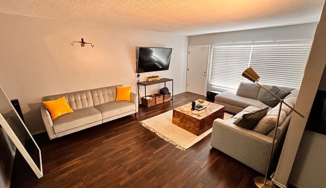 Quiet , Safe , Centrally located , Walk to Melrose ! In the heart of WEHO!