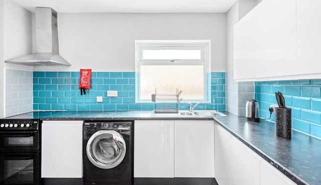 4BR Contractor Pad -70 INCH TV! & Free Van Parking