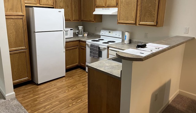 T-R-O-Y location! 2 bed 2 bath!