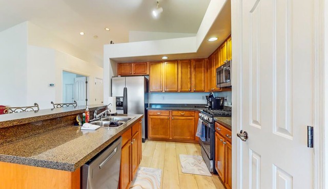 Water view desert stay with putt putt, enclosed yard, fireplace, streaming, & AC