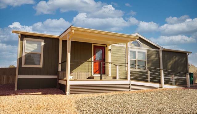 Camp Verde Retreat Unwind in our warm haven, hot tub under the stars.