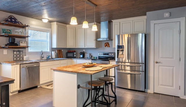 LAKE VIEW! Come experience Texas charm; 2-Bed, 1-bath.