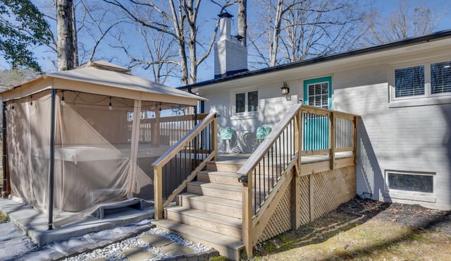 7 Oaks Country Retreat w/ Hot Tub!