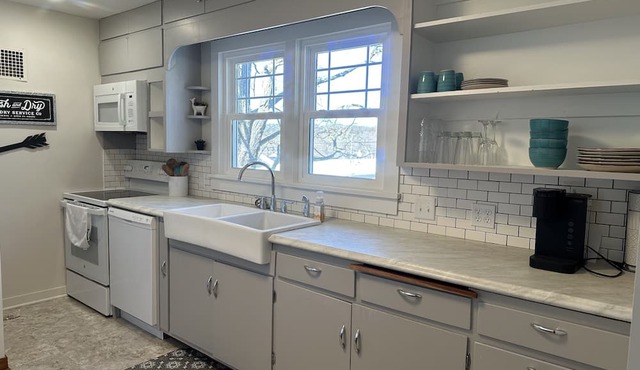 Bluebird Bungalow - Cute home in the heart of downtown Ozark!