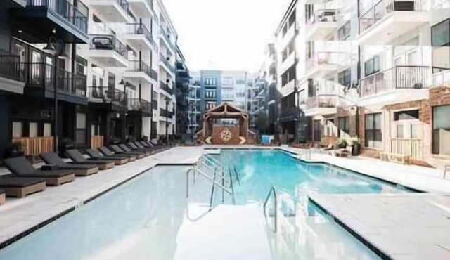 Top Floor Luxury-Steps to Broadway with a pool!