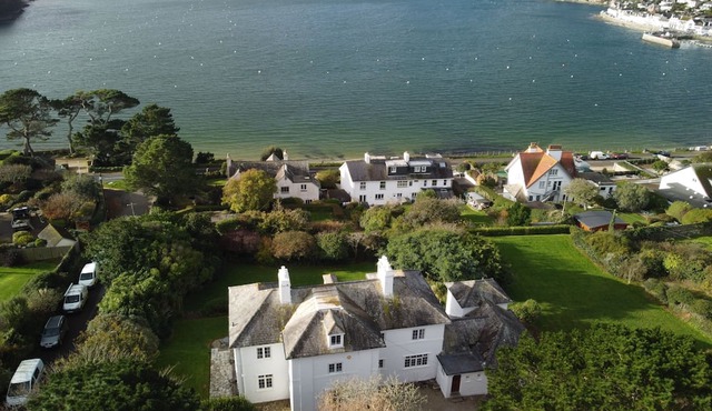 The White House - a holiday home that sleeps 9 guests in 5 bedrooms