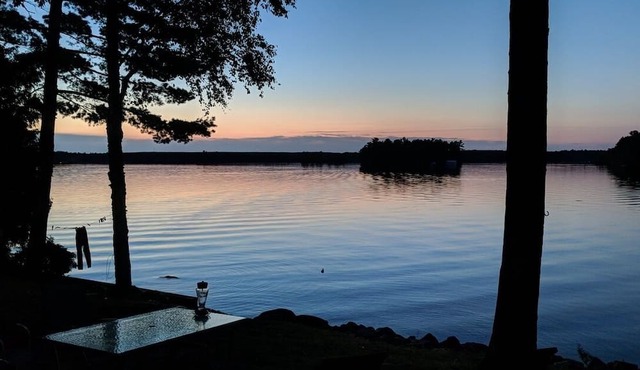 The Magnolia Cottage - Escape to the Lake at our Picturesque Family Cottage