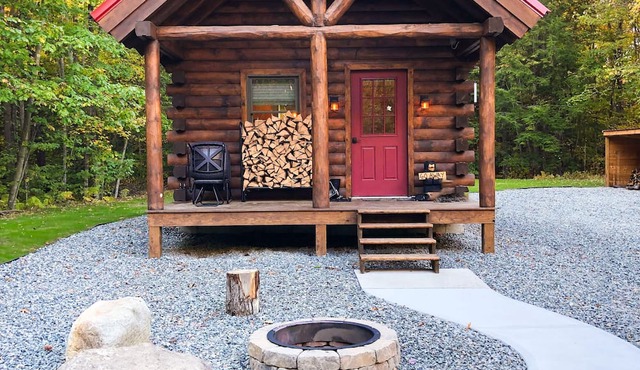 Sacandaga Serenity: Your Ultimate Cozy Cabin Getaway Awaits! 550 ft Lake Front!