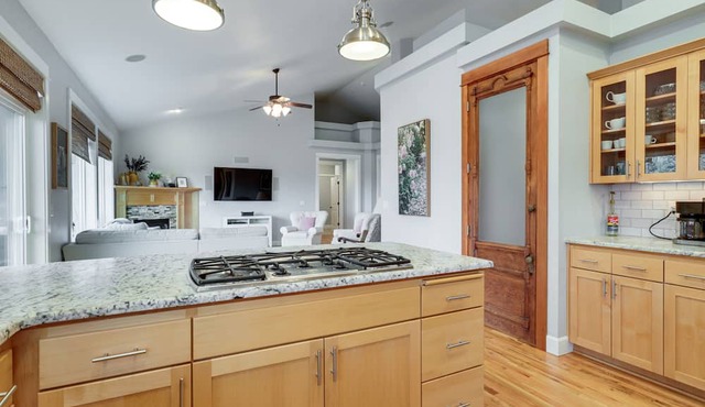 Silverton Home w/View, 2 Mi to Oregon Garden!