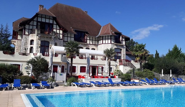 Villa de luxe on estate with 2 swimming pools