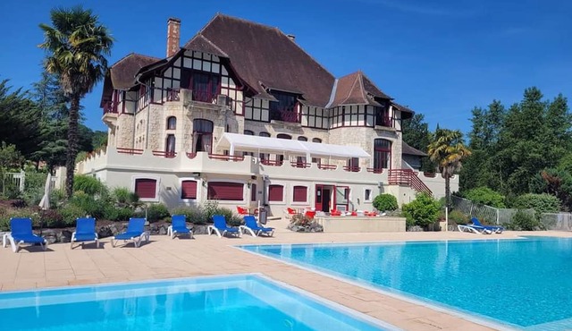 Lovely villa on estate with 2 swimming pools