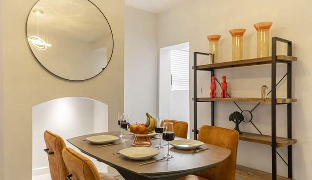 Sparkenhoe - Stunning home with garden & parking