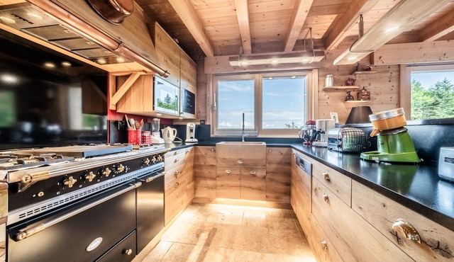 Chalet 'Le P'tit Suisse, Chalet Savoyard' with Lake View & Mountain, Private Terrace and Wi-Fi