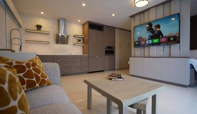 NEW Luxury Private Modern wPatio 1 Mi to Beach
