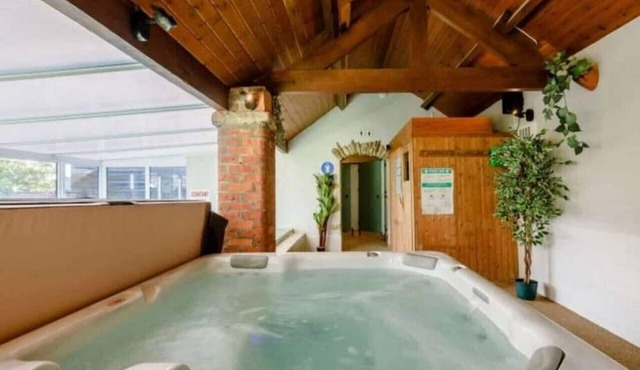 Modern cottage w pool in North Yorkshire