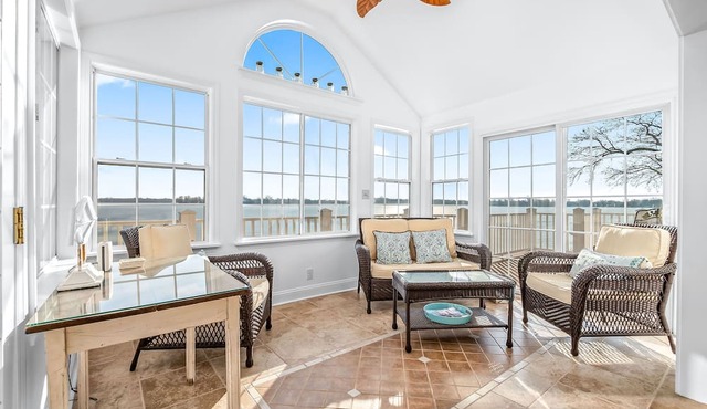 NEW- Pearl Beach Lakefront, Gorgeous View & Sandy Beach - Perfect for Gatherings