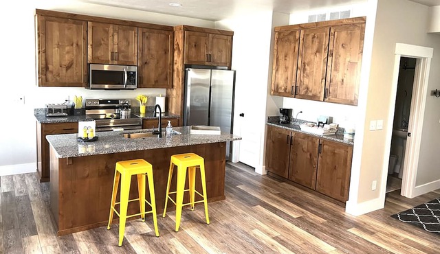 Amazing Ammon 3 Bedroom+ Loft Townhome: Close to shopping and restaurants