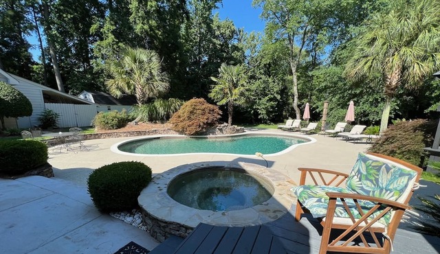 House with Pool, Hot Tub, Outdoor Fireplace with TV, able to sleep 18!