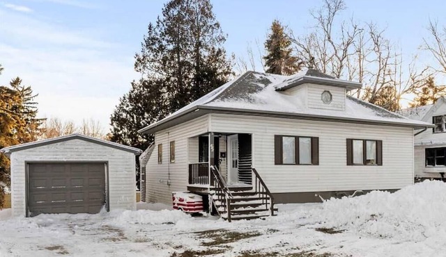 Comfortable family home,1/2 mile from Lake Michigan. Large yard, lower ensuite