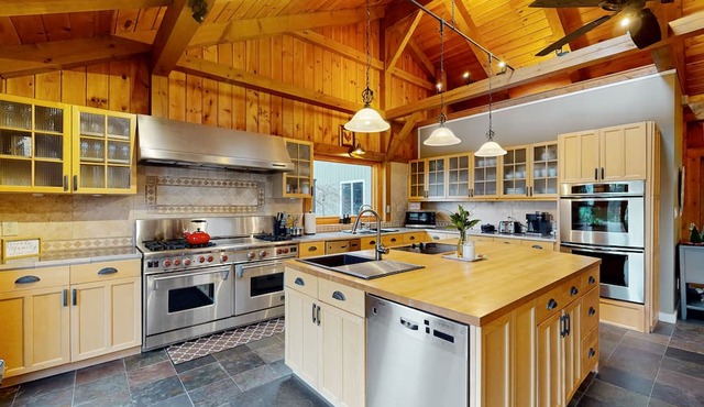 Spacious house w/ decks, hot tubs, firepits, water views & luxurious furnishings