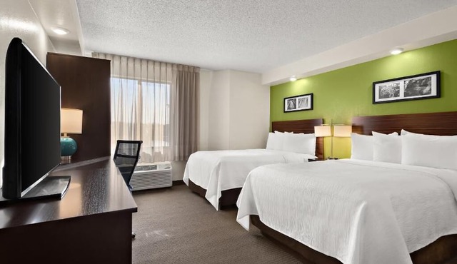 Stay Near The Grove - Free Breakfast, Outdoor Pool & Free Parking in 4 Units