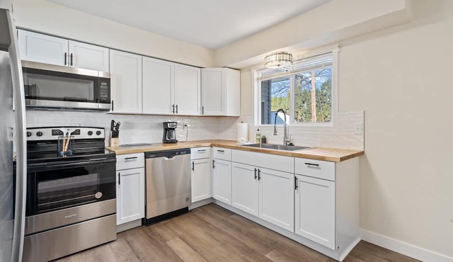 cozy, convenient, close to UIHC!