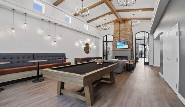 Balcony Haven: Clubhouse, VR, Parking, Champagne, & more- A Perfect Spring!