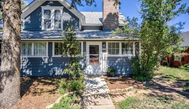 5BR Monument Charm | Walk to Shops & Wedding Venue