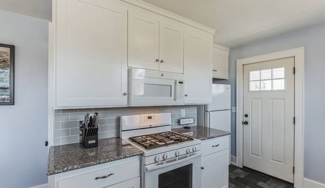 Bluebird Bungalow – Chic 2 BDR Home in a Quiet Neighborhood! 10 Min to Downtown