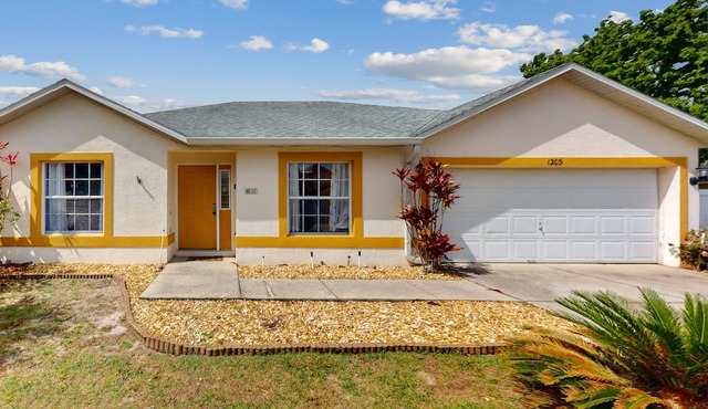 Sunny dog-friendly home with private pool, pool spa, lanai, & BBQ