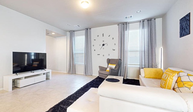 Dog-friendly home near downtown Austin with pool table, streaming, W/D, & AC