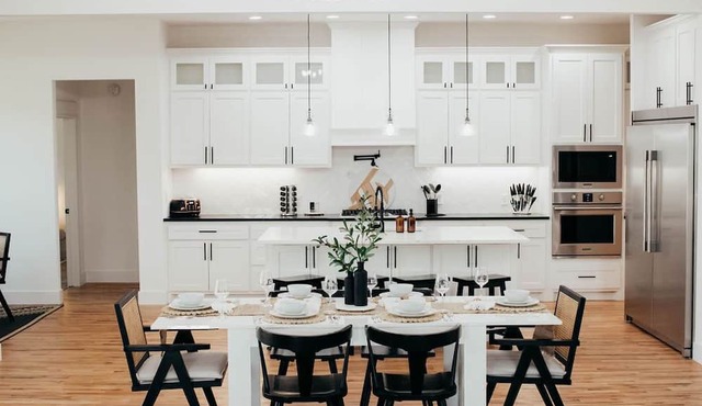 3000 sqft, Garage Parking, BIG Kitchen, KING Bed